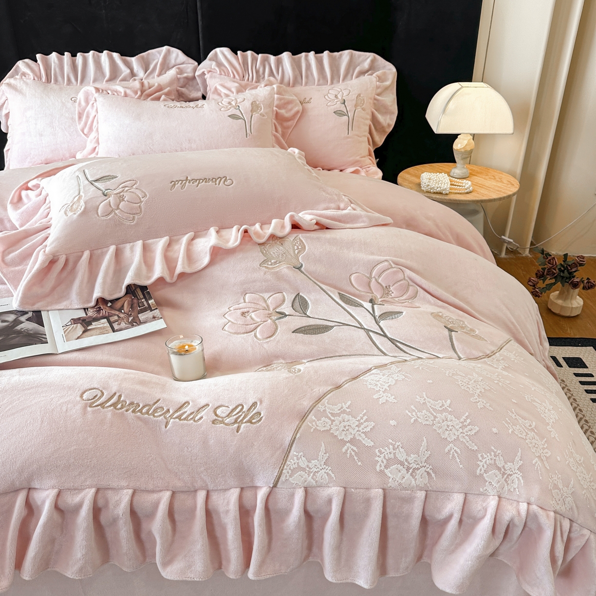 91家纺网 家纺一手货源 找家纺 民新家纺 2025新款牛奶绒刺绣花边四件套-挚爱 挚爱-樱花粉