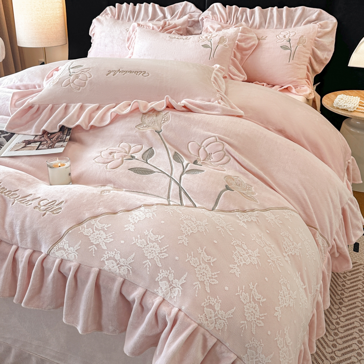 91家纺网 家纺一手货源 找家纺 民新家纺 2025新款牛奶绒刺绣花边四件套-挚爱 挚爱-樱花粉