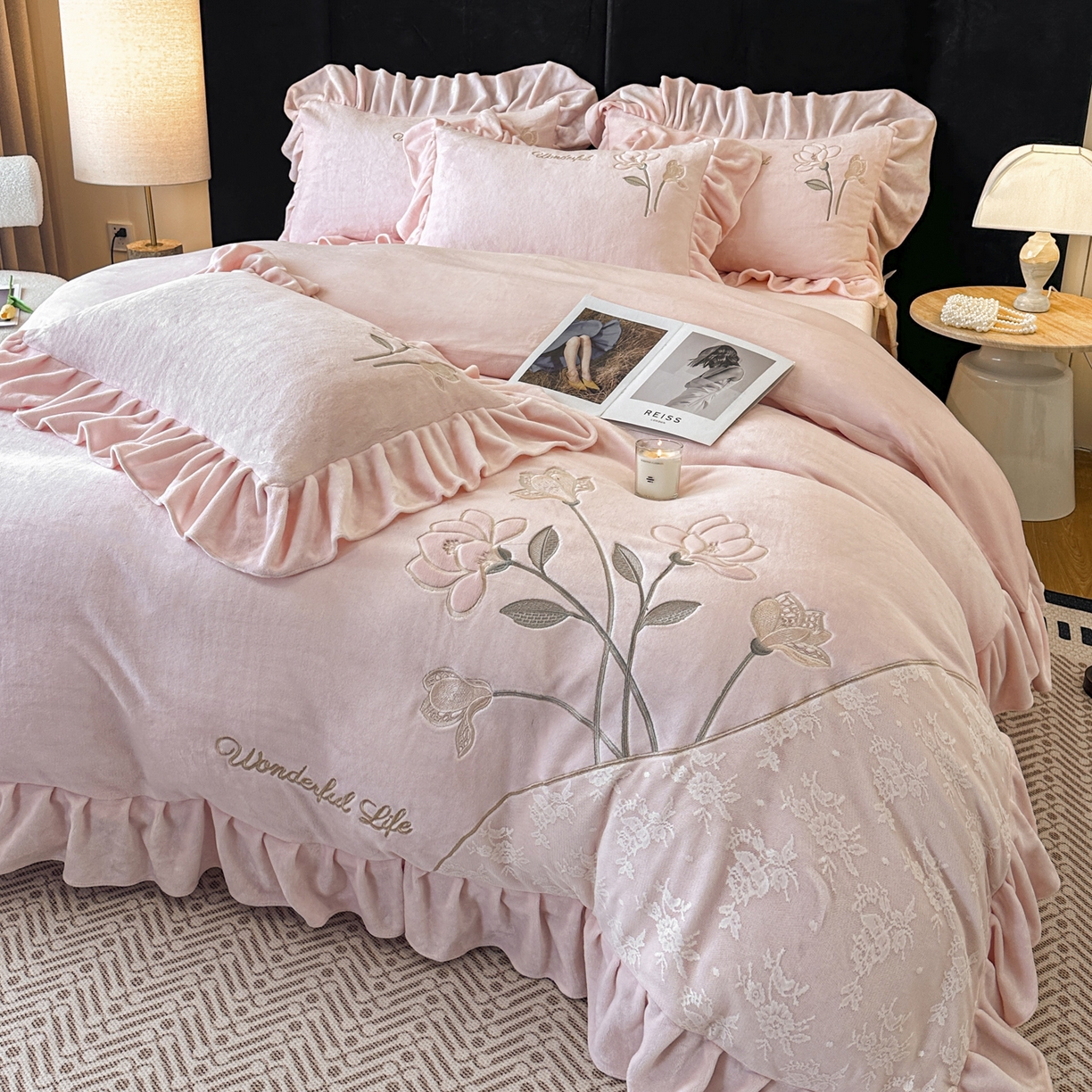 91家纺网 家纺一手货源 找家纺 民新家纺 2025新款牛奶绒刺绣花边四件套-挚爱 挚爱-樱花粉