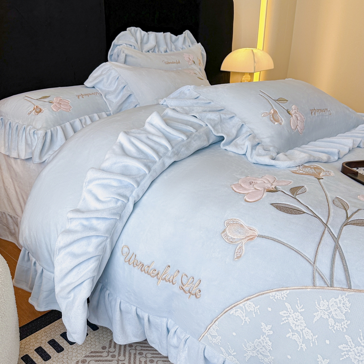 91家纺网 家纺一手货源 找家纺 民新家纺 2025新款牛奶绒刺绣花边四件套-挚爱 挚爱-浅蓝