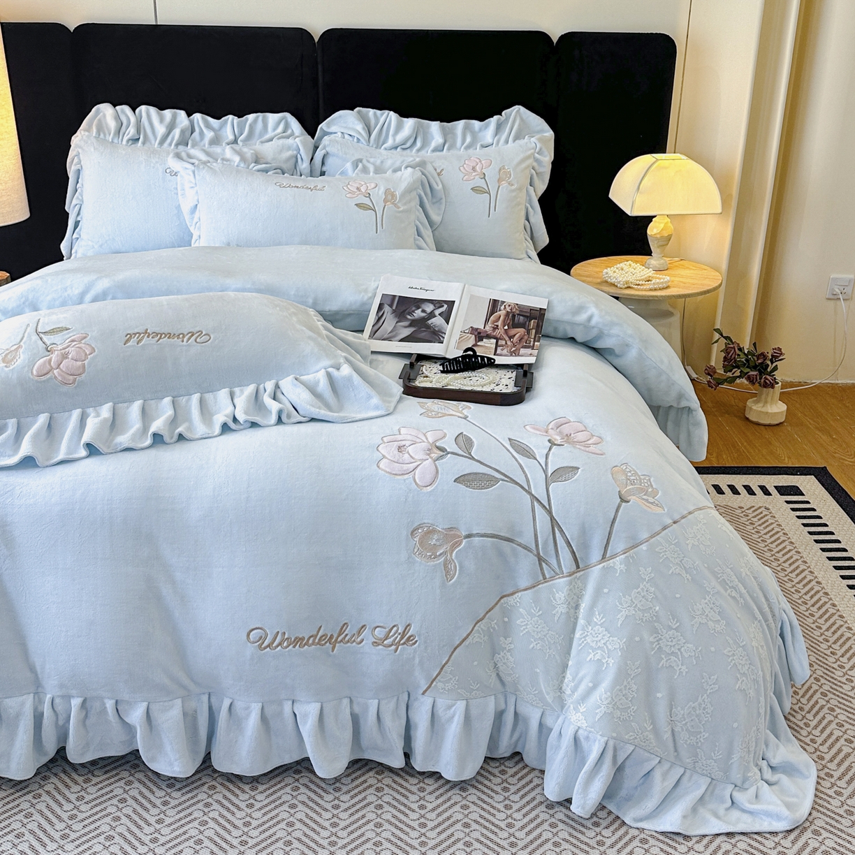 91家纺网 家纺一手货源 找家纺 民新家纺 2025新款牛奶绒刺绣花边四件套-挚爱 挚爱-浅蓝