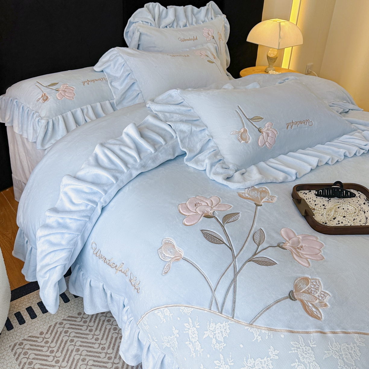 91家纺网 家纺一手货源 找家纺 民新家纺 2025新款牛奶绒刺绣花边四件套-挚爱 挚爱-浅蓝