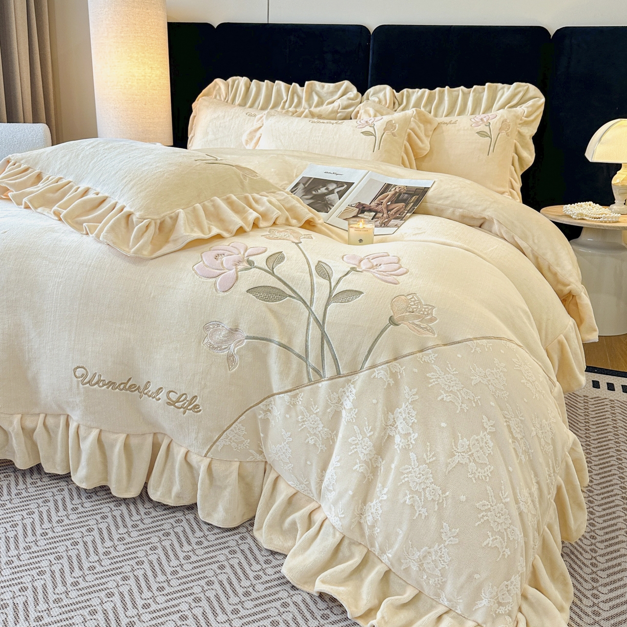 91家纺网 家纺一手货源 找家纺 民新家纺 2025新款牛奶绒刺绣花边四件套-挚爱 挚爱-浅米黄