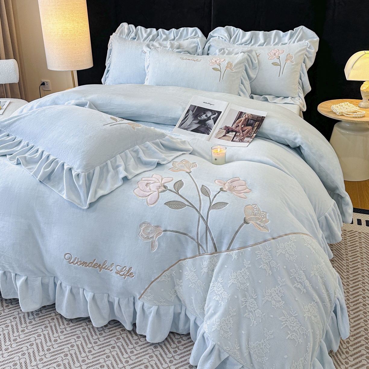 91家纺网 家纺一手货源 找家纺 民新家纺 2025新款牛奶绒刺绣花边四件套-挚爱 挚爱-浅蓝