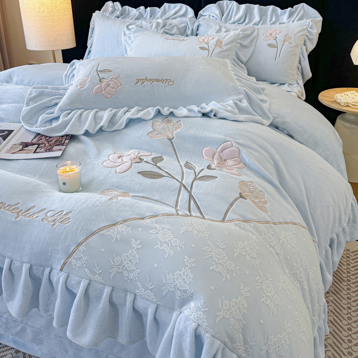 91家纺网 家纺一手货源 找家纺 民新家纺 2025新款牛奶绒刺绣花边四件套-挚爱 挚爱-浅蓝
