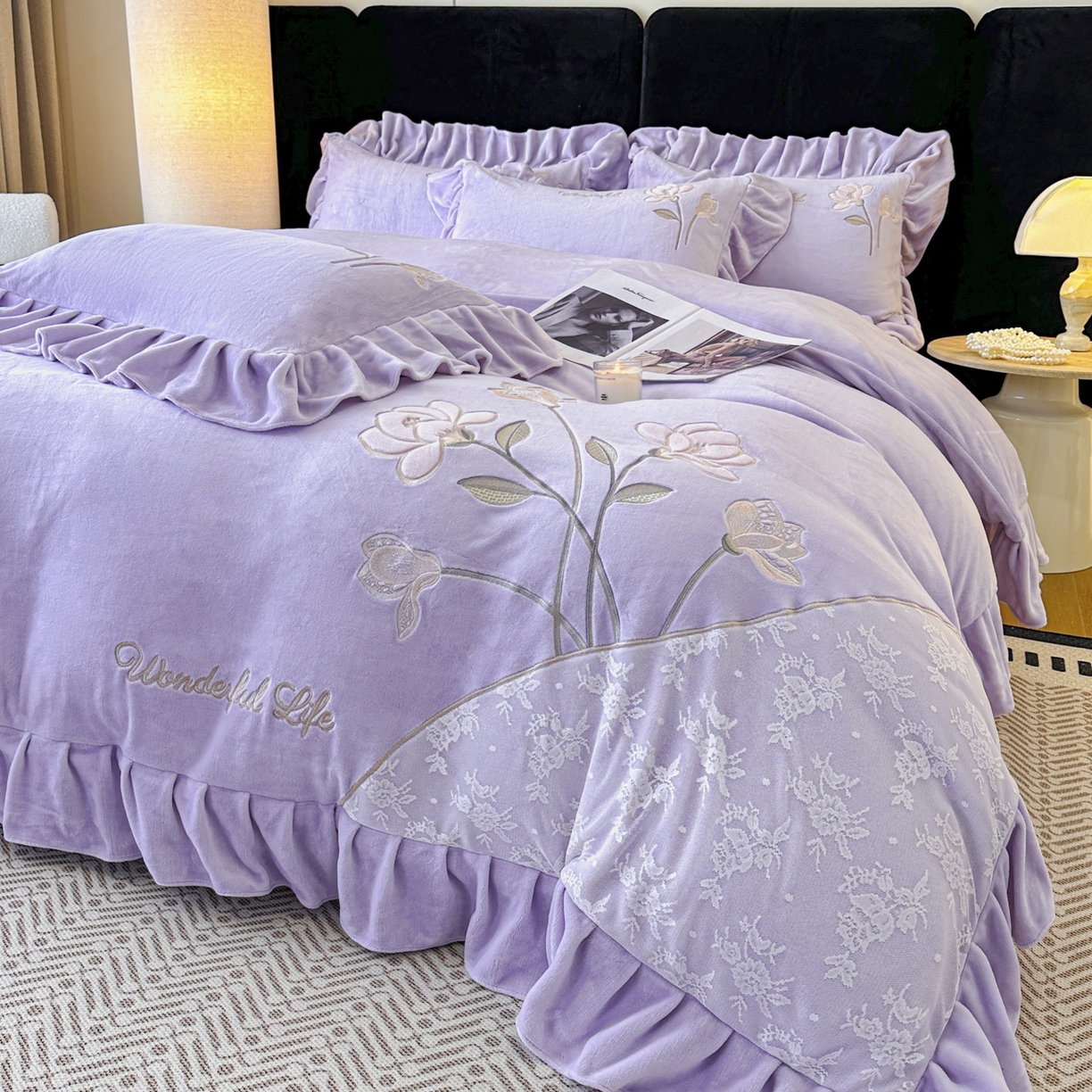 91家纺网 家纺一手货源 找家纺 民新家纺 2025新款牛奶绒刺绣花边四件套-挚爱 挚爱-浅紫