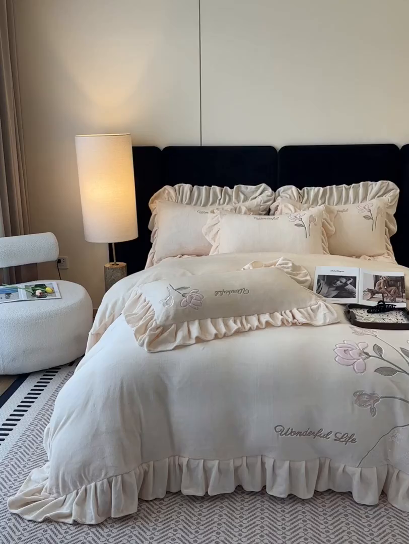 91家纺网 家纺一手货源 找家纺 民新家纺 2025新款牛奶绒刺绣花边四件套-挚爱 挚爱-浅米黄