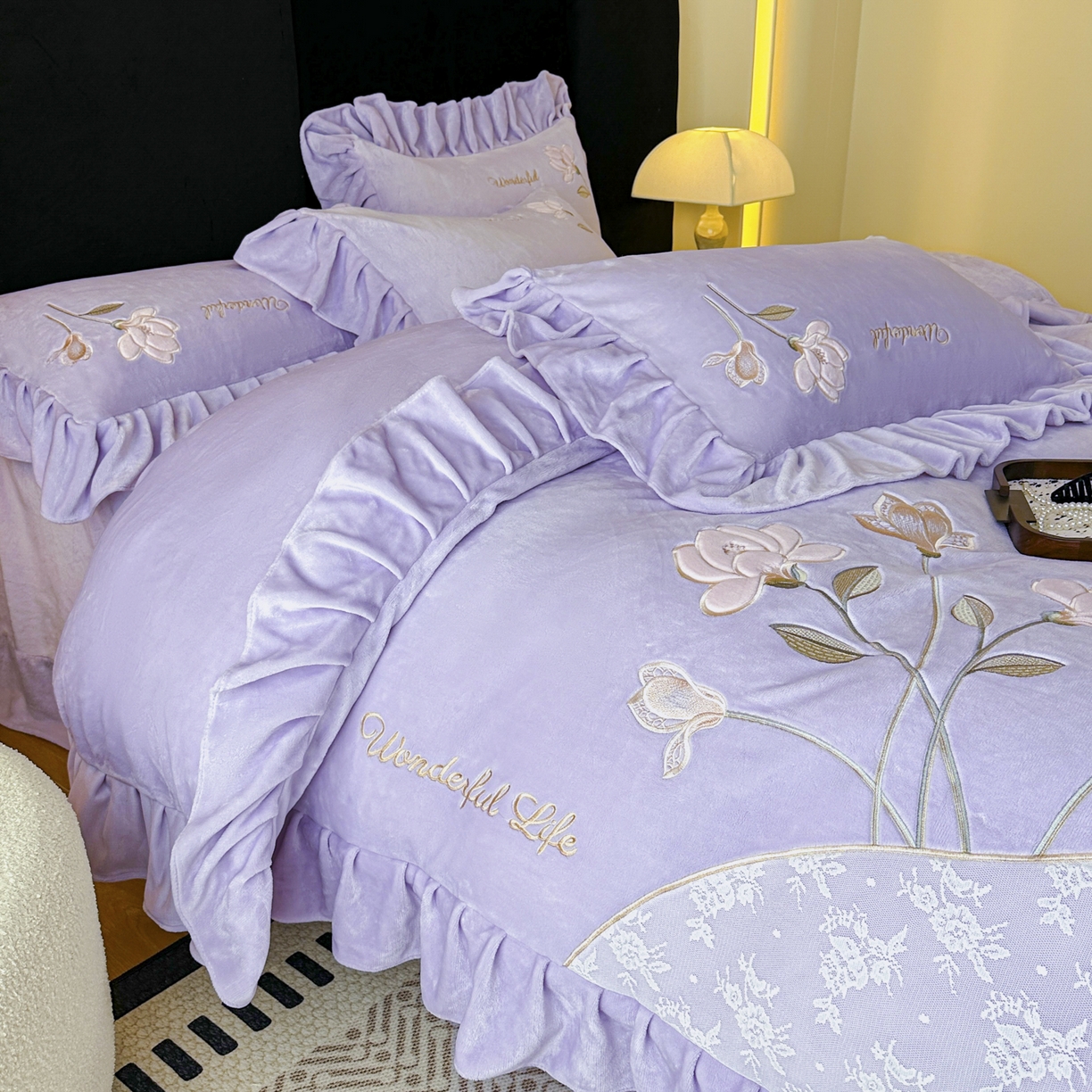 91家纺网 家纺一手货源 找家纺 民新家纺 2025新款牛奶绒刺绣花边四件套-挚爱 挚爱-浅紫