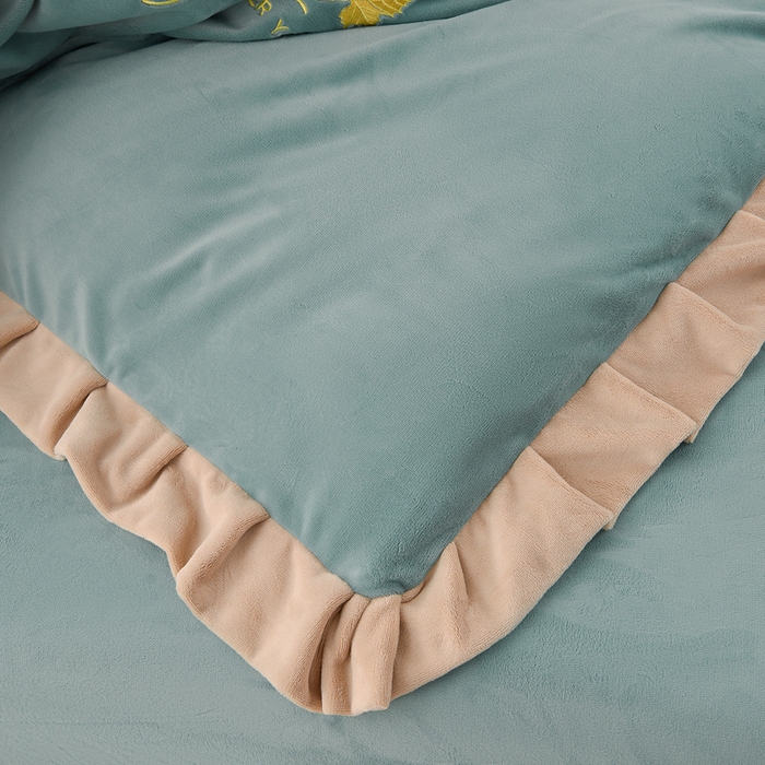 91家纺网 家纺一手货源 找家纺 湘雪家居  2025新款高克重纯色刺绣牛奶绒床单款系列四件套-提供买家秀 钟爱款-草绿色