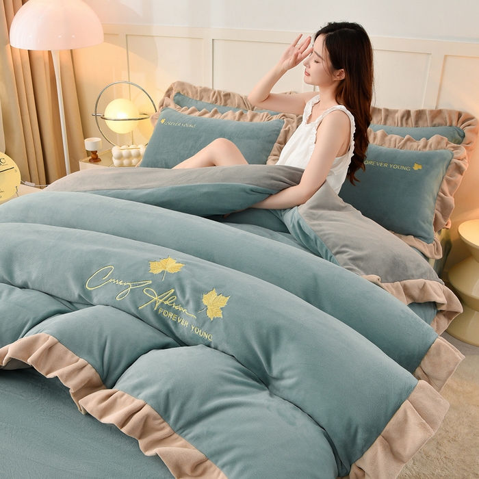 91家纺网 家纺一手货源 找家纺 湘雪家居  2025新款高克重纯色刺绣牛奶绒床单款系列四件套-提供买家秀 钟爱款-草绿色