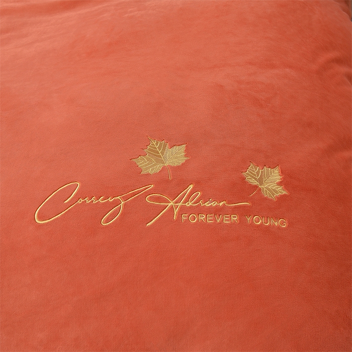 91家纺网 家纺一手货源 找家纺 湘雪家居  2025新款高克重纯色刺绣牛奶绒床单款系列四件套-提供买家秀 钟爱款-橙橘色