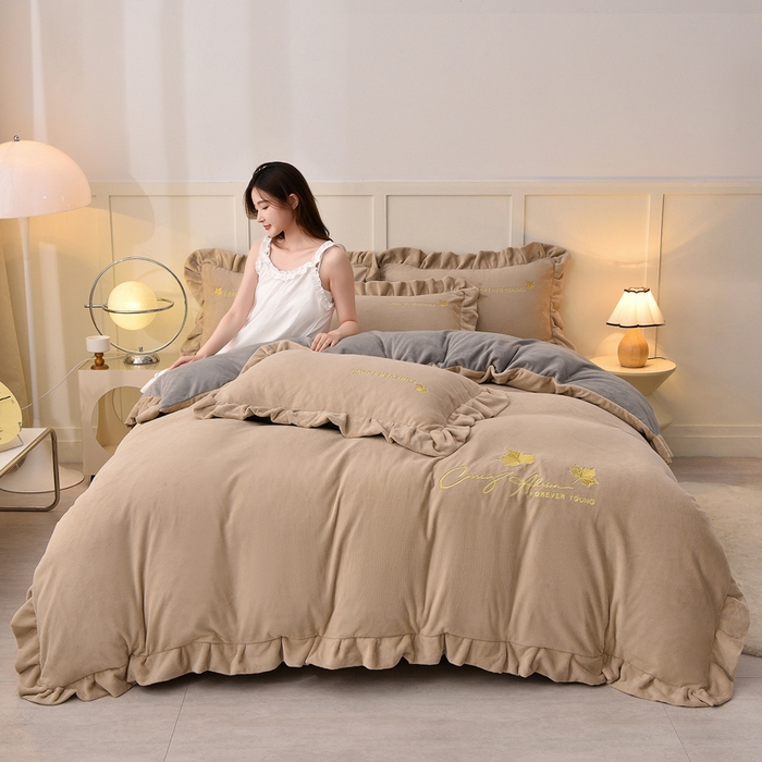 91家纺网 家纺一手货源 找家纺 湘雪家居  2025新款高克重纯色刺绣牛奶绒床单款系列四件套-提供买家秀 钟爱款-卡琪色