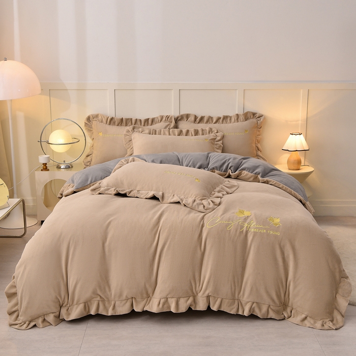 91家纺网 家纺一手货源 找家纺 湘雪家居  2025新款高克重纯色刺绣牛奶绒床单款系列四件套-提供买家秀 钟爱款-卡琪色