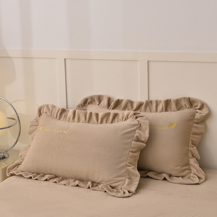 91家纺网 家纺一手货源 找家纺 湘雪家居  2025新款高克重纯色刺绣牛奶绒床单款系列四件套-提供买家秀 钟爱款-卡琪色