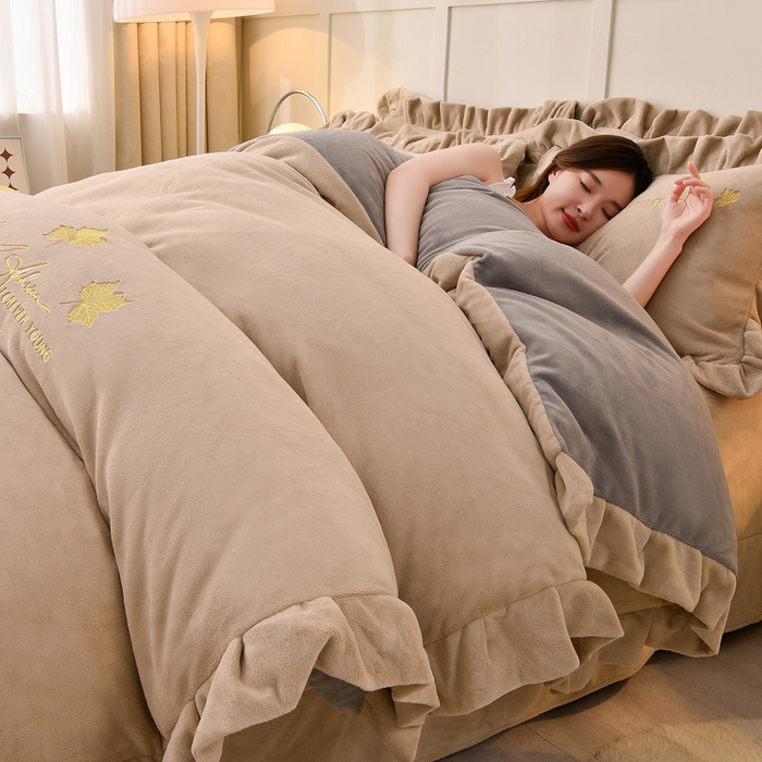 91家纺网 家纺一手货源 找家纺 湘雪家居  2025新款高克重纯色刺绣牛奶绒床单款系列四件套-提供买家秀 钟爱款-卡琪色