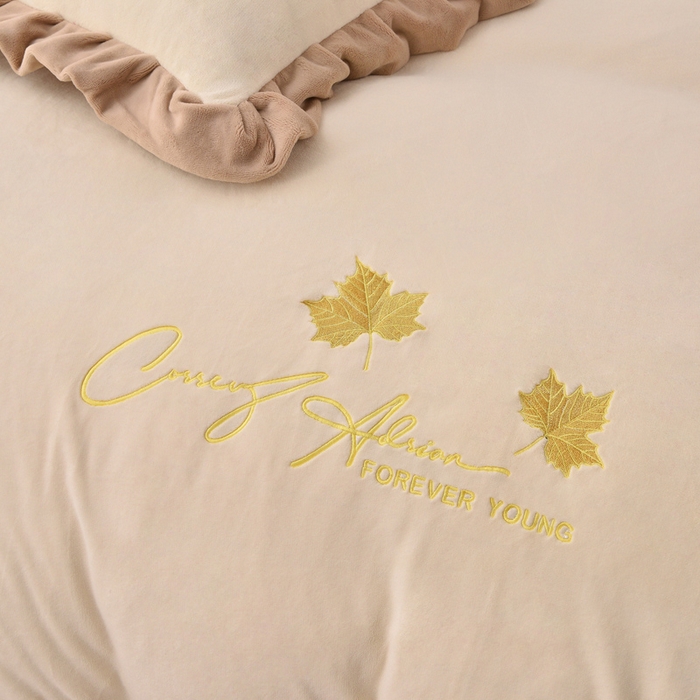 91家纺网 家纺一手货源 找家纺 湘雪家居  2025新款高克重纯色刺绣牛奶绒床单款系列四件套-提供买家秀 钟爱款-奶白色