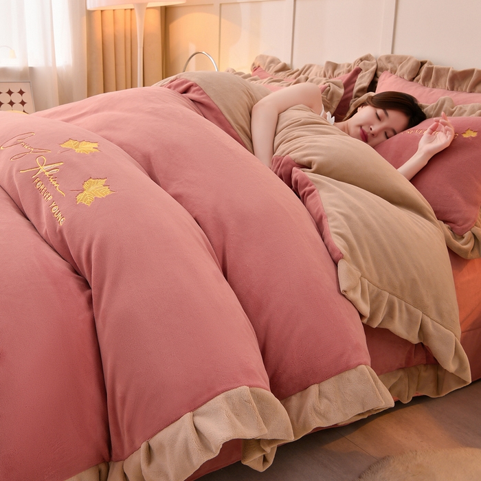 91家纺网 家纺一手货源 找家纺 湘雪家居  2025新款高克重纯色刺绣牛奶绒床单款系列四件套-提供买家秀 钟爱款-浅豆沙