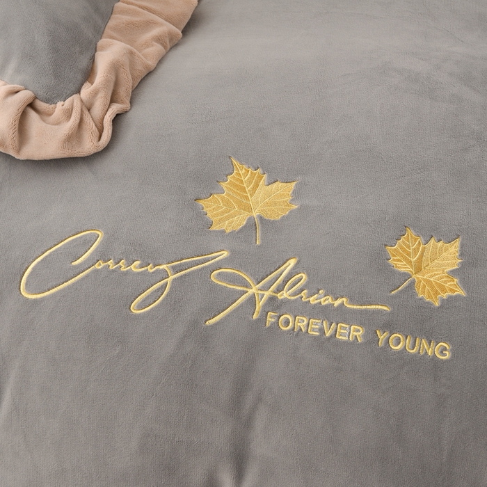 91家纺网 家纺一手货源 找家纺 湘雪家居  2025新款高克重纯色刺绣牛奶绒床单款系列四件套-提供买家秀 钟爱款-浅灰色