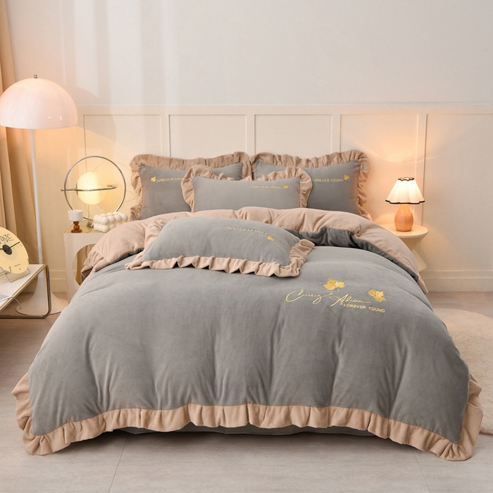 91家纺网 家纺一手货源 找家纺 湘雪家居  2025新款高克重纯色刺绣牛奶绒床单款系列四件套-提供买家秀 钟爱款-浅灰色