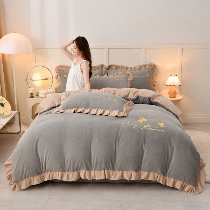 91家纺网 家纺一手货源 找家纺 湘雪家居  2025新款高克重纯色刺绣牛奶绒床单款系列四件套-提供买家秀 钟爱款-浅灰色