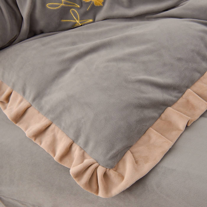 91家纺网 家纺一手货源 找家纺 湘雪家居  2025新款高克重纯色刺绣牛奶绒床单款系列四件套-提供买家秀 钟爱款-浅灰色