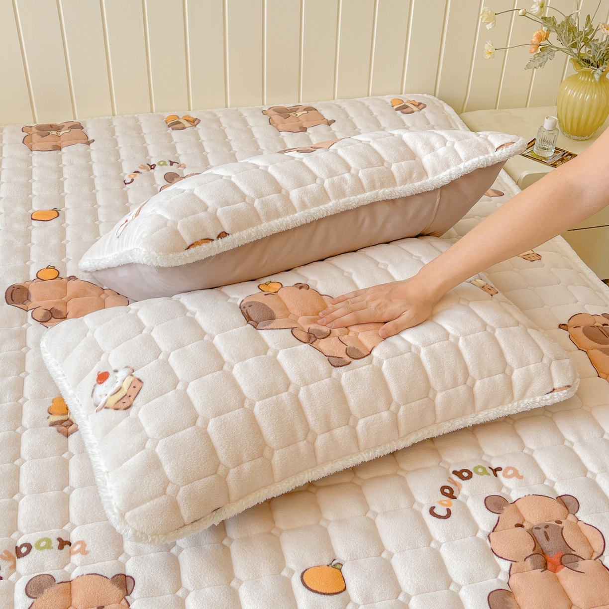 91家纺网 家纺一手货源 找家纺 LIFE.丽芙 2025秋冬新款A类牛奶绒加厚保暖夹棉枕套-包边款 麦麦卡皮