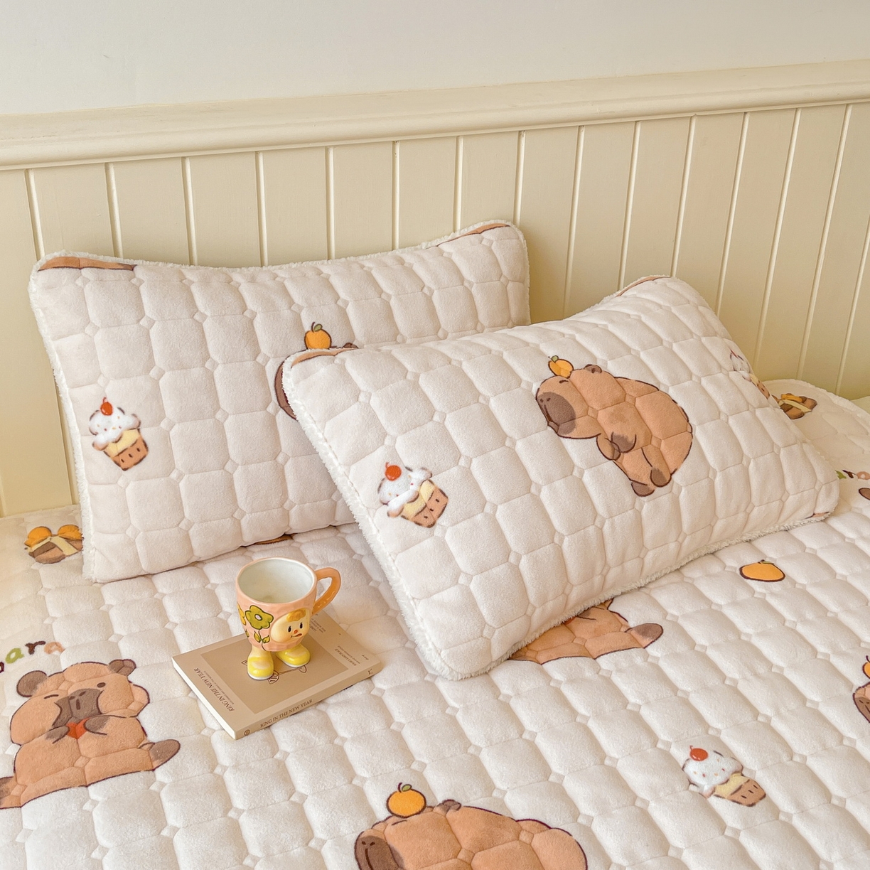 91家纺网 家纺一手货源 找家纺 LIFE.丽芙 2025秋冬新款A类牛奶绒加厚保暖夹棉枕套-包边款 麦麦卡皮