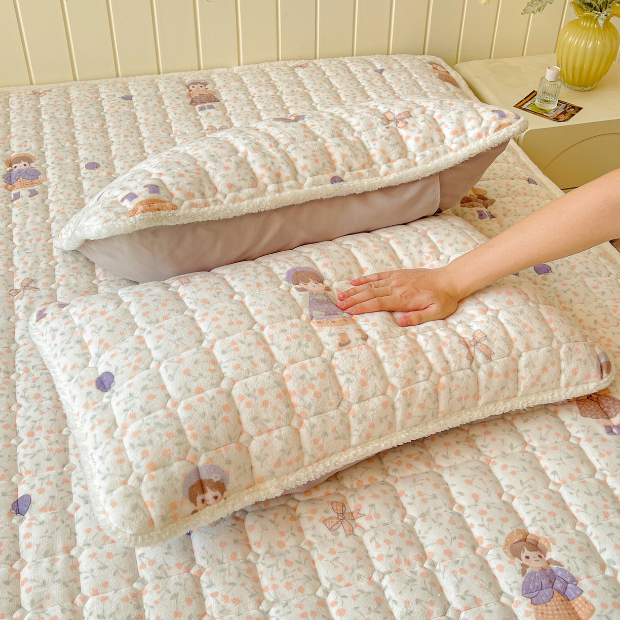 91家纺网 家纺一手货源 找家纺 LIFE.丽芙 2025秋冬新款A类牛奶绒加厚保暖夹棉枕套-包边款 甜美女孩