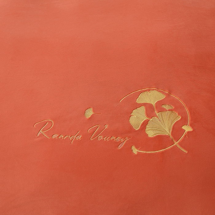 91家纺网 家纺一手货源 找家纺 湘雪家居  2025新款高克重纯色刺绣牛奶绒床单款系列四件套-提供买家秀 星语款-橙橘色