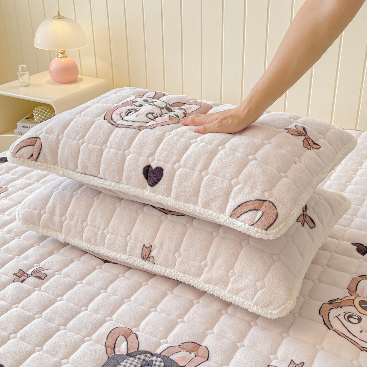 91家纺网 家纺一手货源 找家纺 LIFE.丽芙 2025秋冬新款A类牛奶绒加厚保暖夹棉枕套-包边款 趣多多