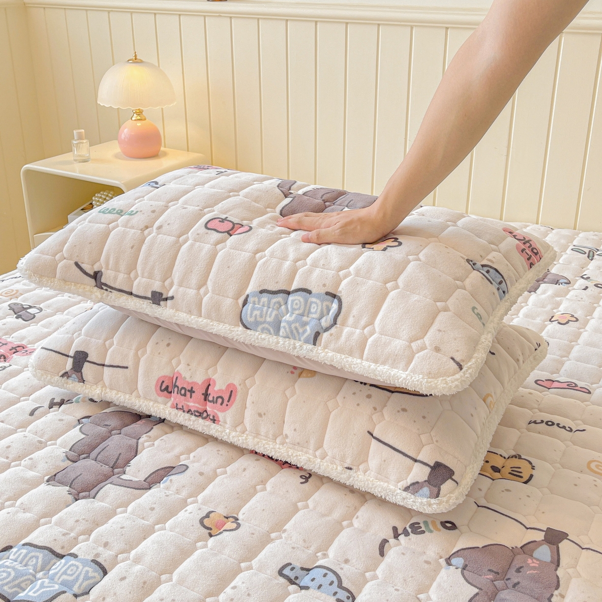 91家纺网 家纺一手货源 找家纺 LIFE.丽芙 2025秋冬新款A类牛奶绒加厚保暖夹棉枕套-包边款 萌喵酷狗