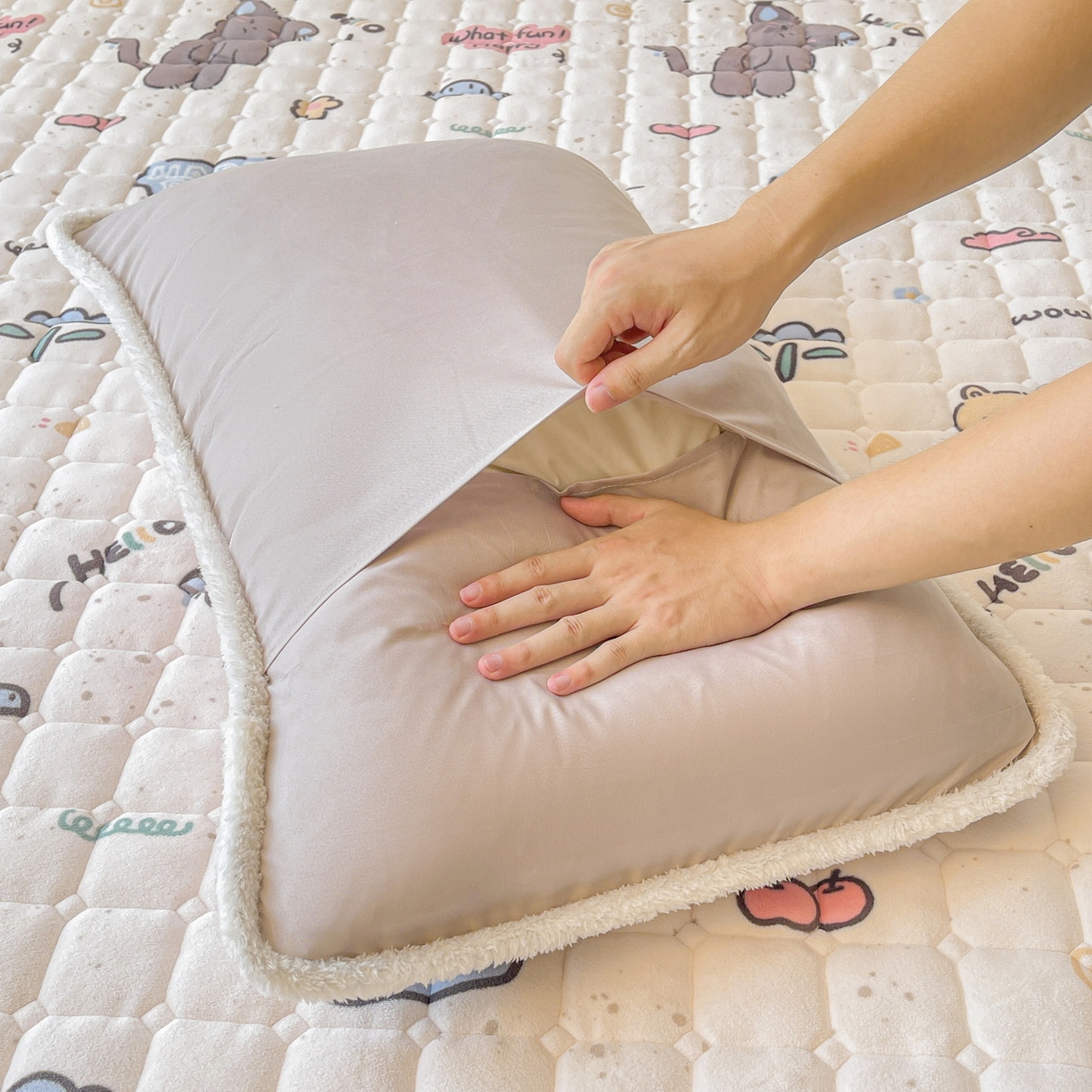 91家纺网 家纺一手货源 找家纺 LIFE.丽芙 2025秋冬新款A类牛奶绒加厚保暖夹棉枕套-包边款 萌喵酷狗