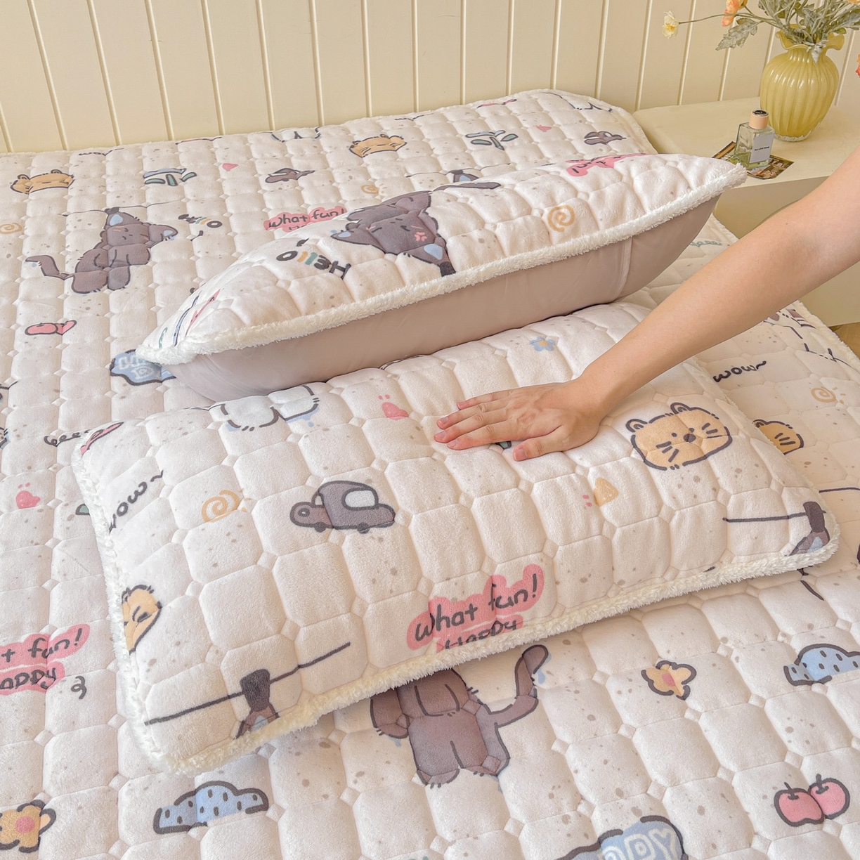 91家纺网 家纺一手货源 找家纺 LIFE.丽芙 2025秋冬新款A类牛奶绒加厚保暖夹棉枕套-包边款 萌喵酷狗