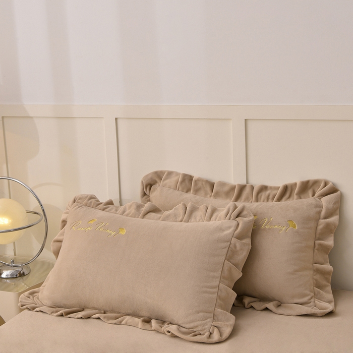 91家纺网 家纺一手货源 找家纺 湘雪家居  2025新款高克重纯色刺绣牛奶绒床单款系列四件套-提供买家秀 星语款-卡琪色