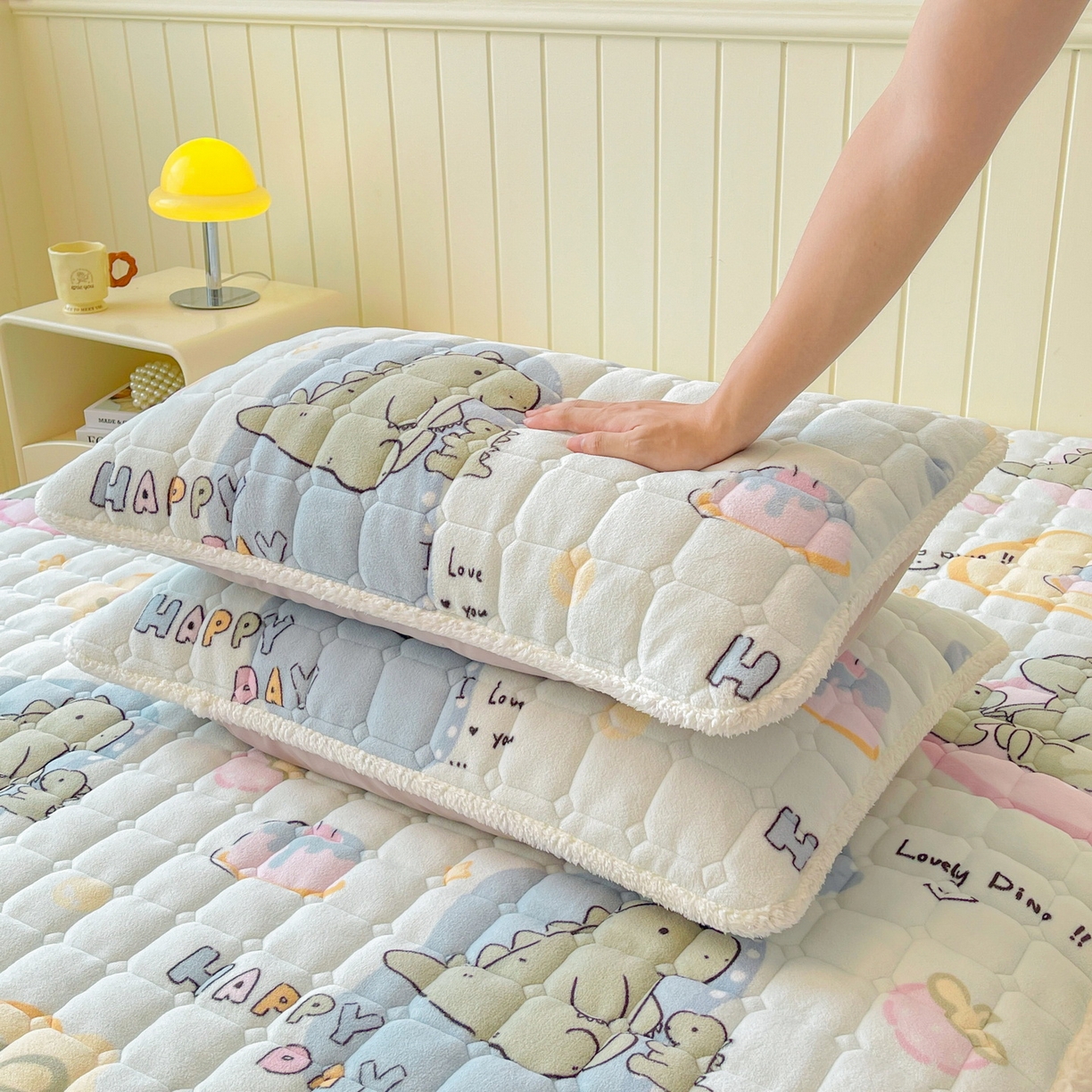 91家纺网 家纺一手货源 找家纺 LIFE.丽芙 2025秋冬新款A类牛奶绒加厚保暖夹棉枕套-包边款 恐龙宝宝