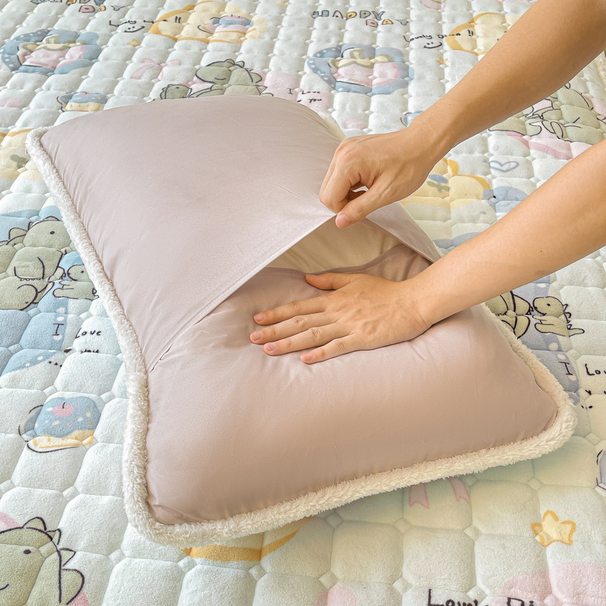 91家纺网 家纺一手货源 找家纺 LIFE.丽芙 2025秋冬新款A类牛奶绒加厚保暖夹棉枕套-包边款 恐龙宝宝