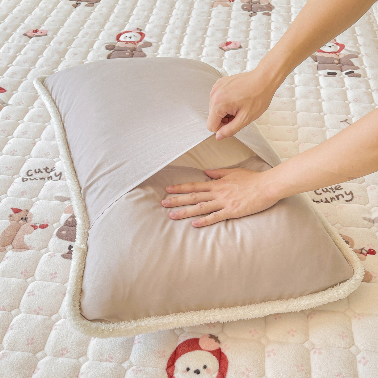 91家纺网 家纺一手货源 找家纺 LIFE.丽芙 2025秋冬新款A类牛奶绒加厚保暖夹棉枕套-包边款 小伙伴