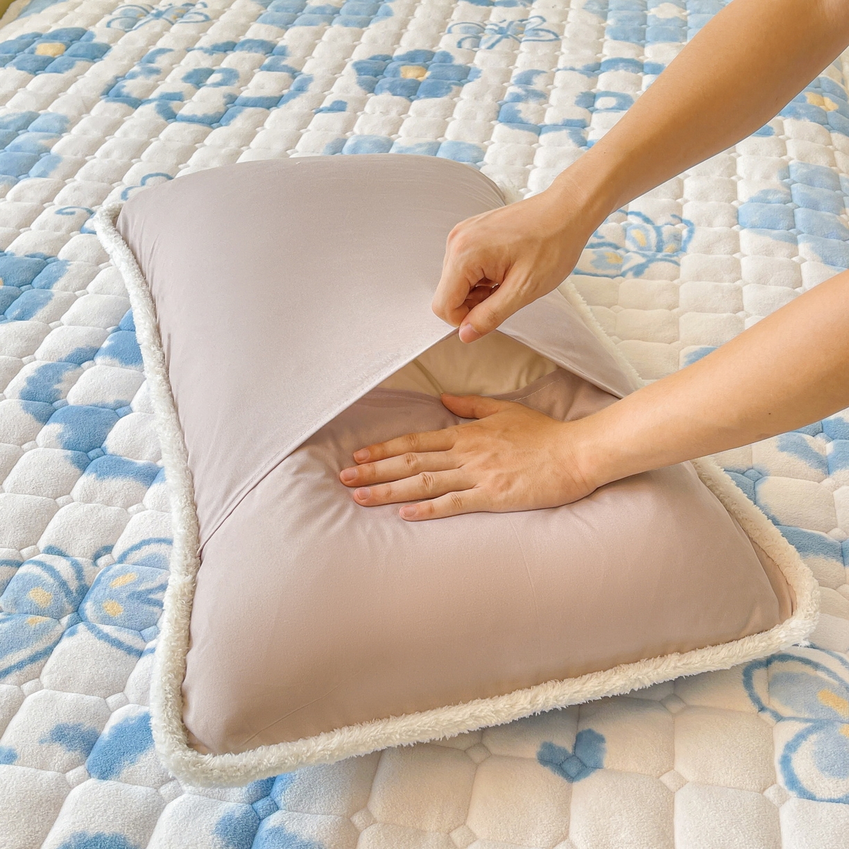 91家纺网 家纺一手货源 找家纺 LIFE.丽芙 2025秋冬新款A类牛奶绒加厚保暖夹棉枕套-包边款 花恋