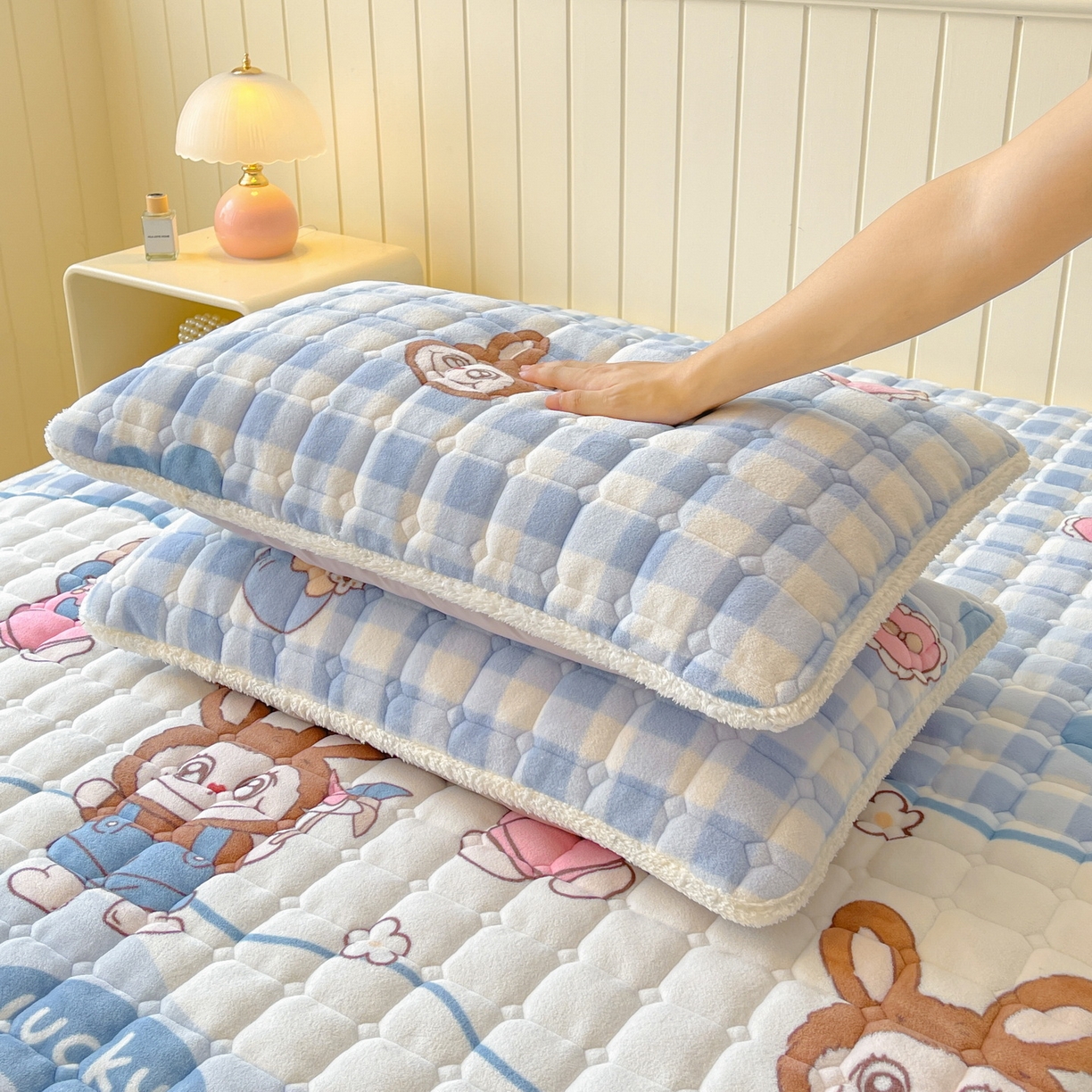 91家纺网 家纺一手货源 找家纺 LIFE.丽芙 2025秋冬新款A类牛奶绒加厚保暖夹棉枕套-包边款 布布乐园