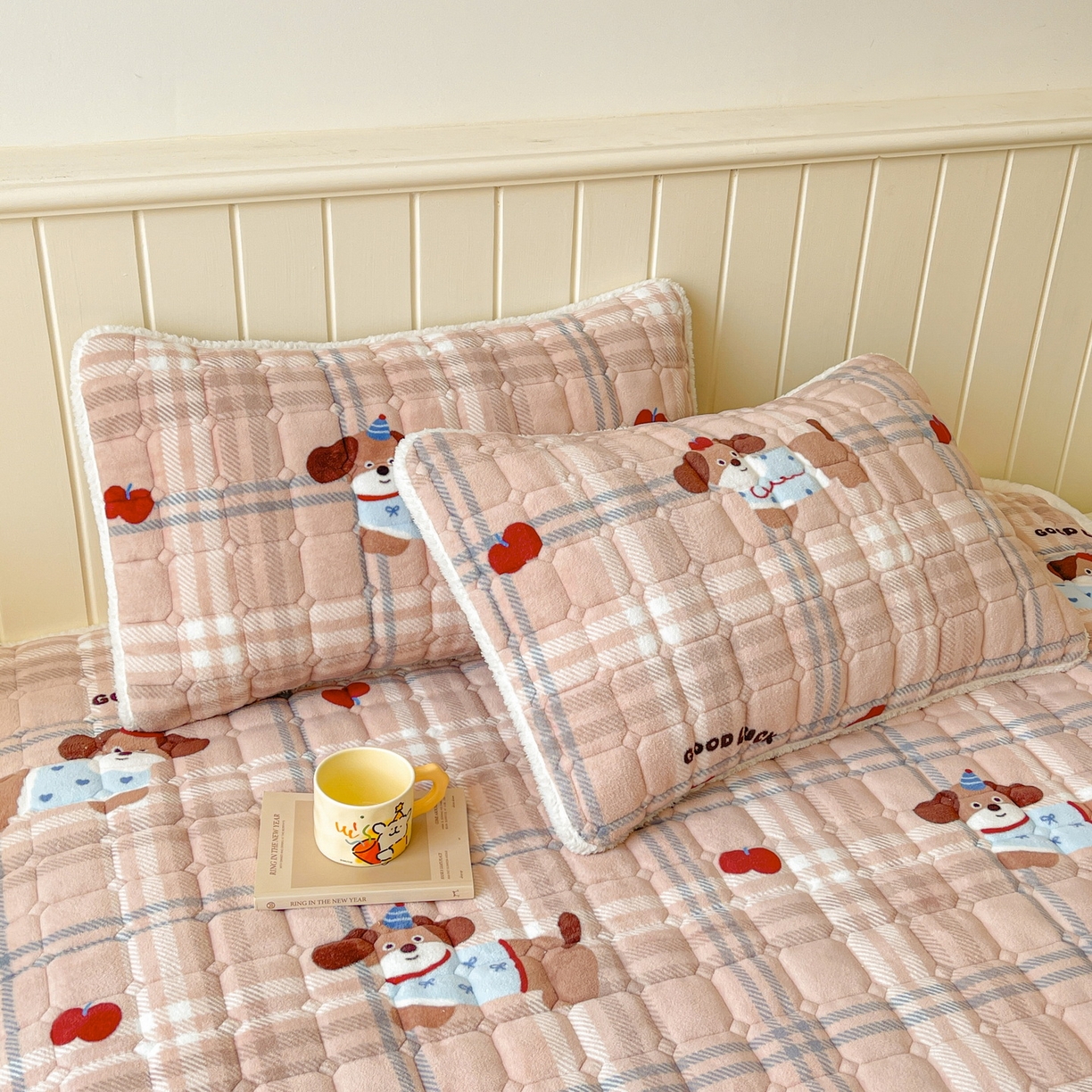 91家纺网 家纺一手货源 找家纺 LIFE.丽芙 2025秋冬新款A类牛奶绒加厚保暖夹棉枕套-包边款 皮皮狗