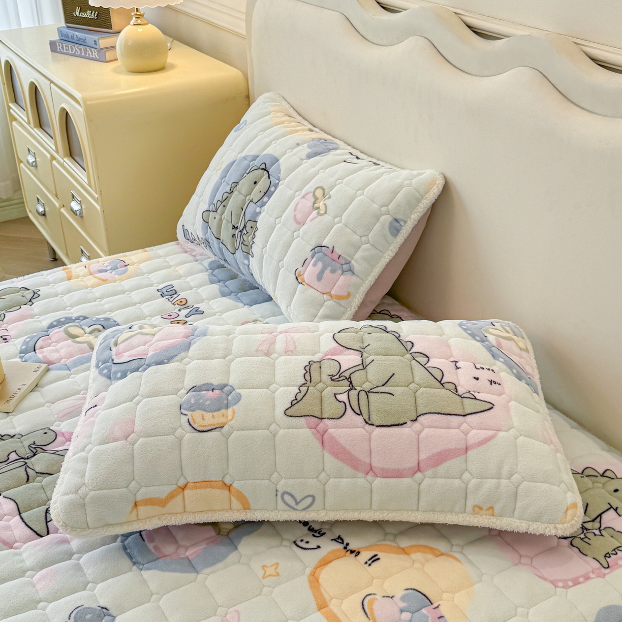 91家纺网 家纺一手货源 找家纺 LIFE.丽芙 2025秋冬新款A类牛奶绒加厚保暖夹棉枕套-包边款 恐龙宝宝