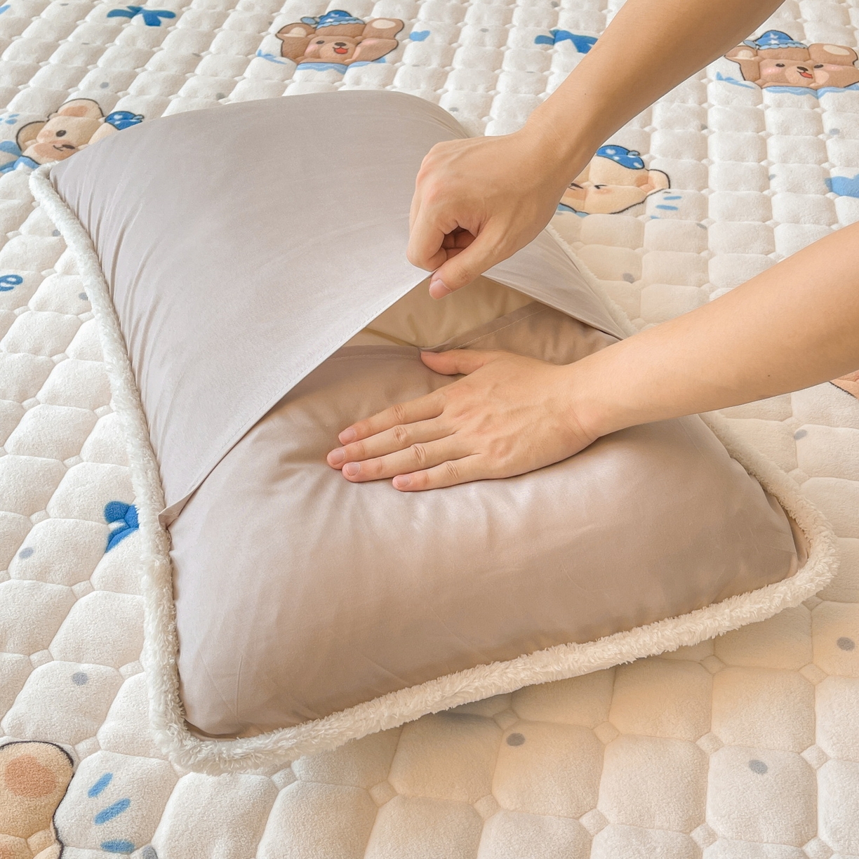 91家纺网 家纺一手货源 找家纺 LIFE.丽芙 2025秋冬新款A类牛奶绒加厚保暖夹棉枕套-包边款 动感小熊