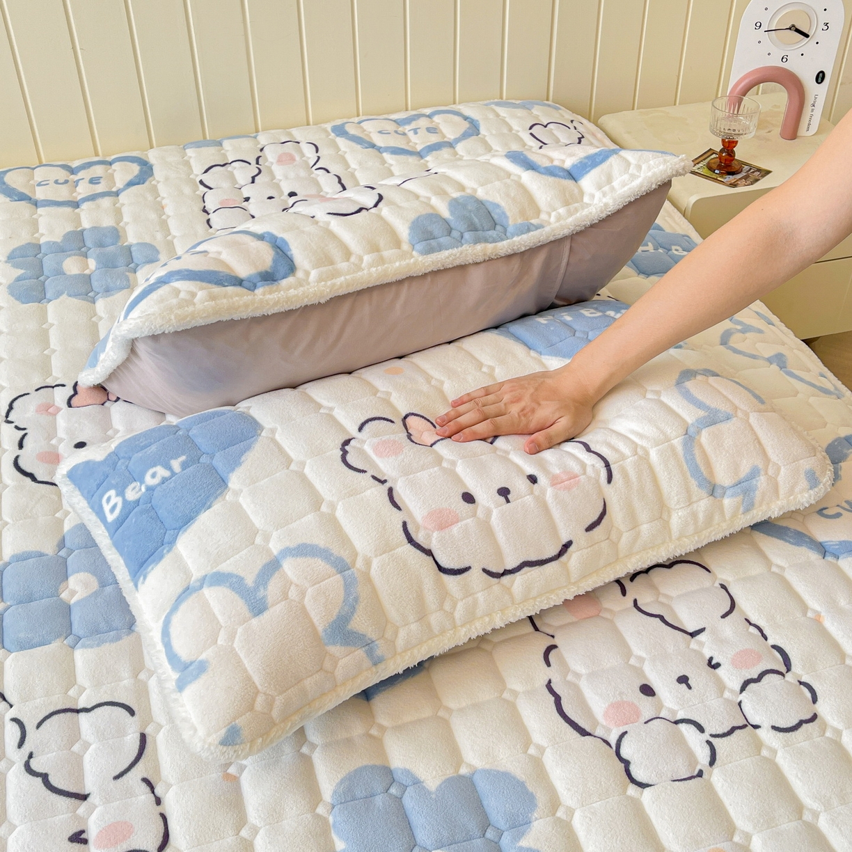 91家纺网 家纺一手货源 找家纺 LIFE.丽芙 2025秋冬新款A类牛奶绒加厚保暖夹棉枕套-包边款 爱心小宠-蓝