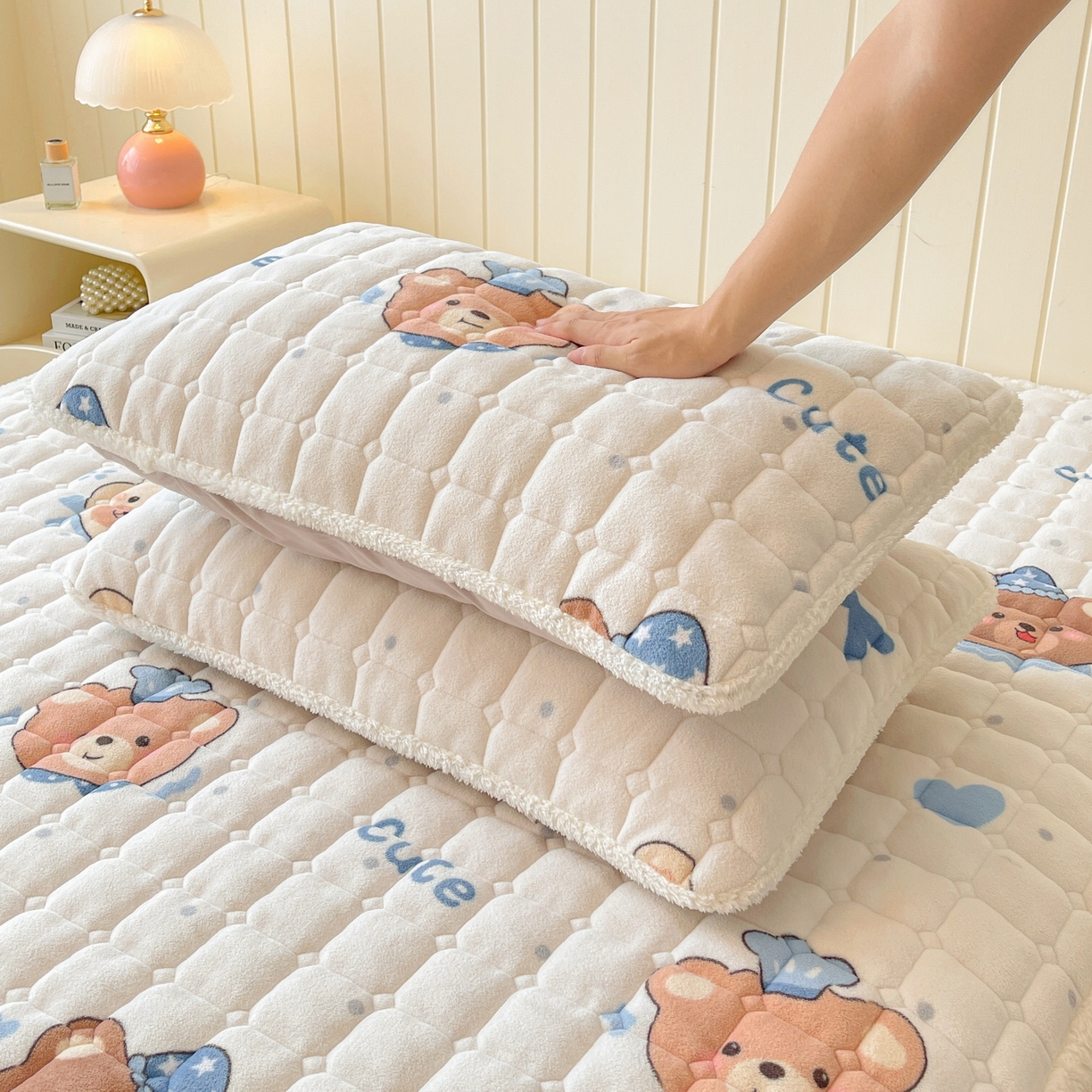 91家纺网 家纺一手货源 找家纺 LIFE.丽芙 2025秋冬新款A类牛奶绒加厚保暖夹棉枕套-包边款 动感小熊