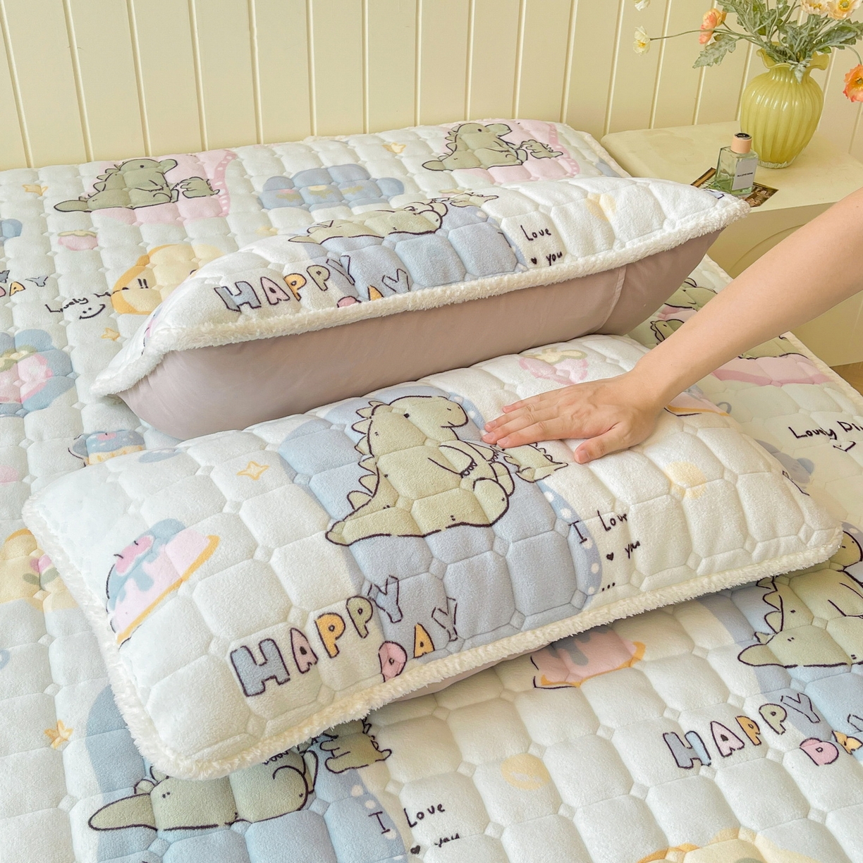 91家纺网 家纺一手货源 找家纺 LIFE.丽芙 2025秋冬新款A类牛奶绒加厚保暖夹棉枕套-包边款 恐龙宝宝