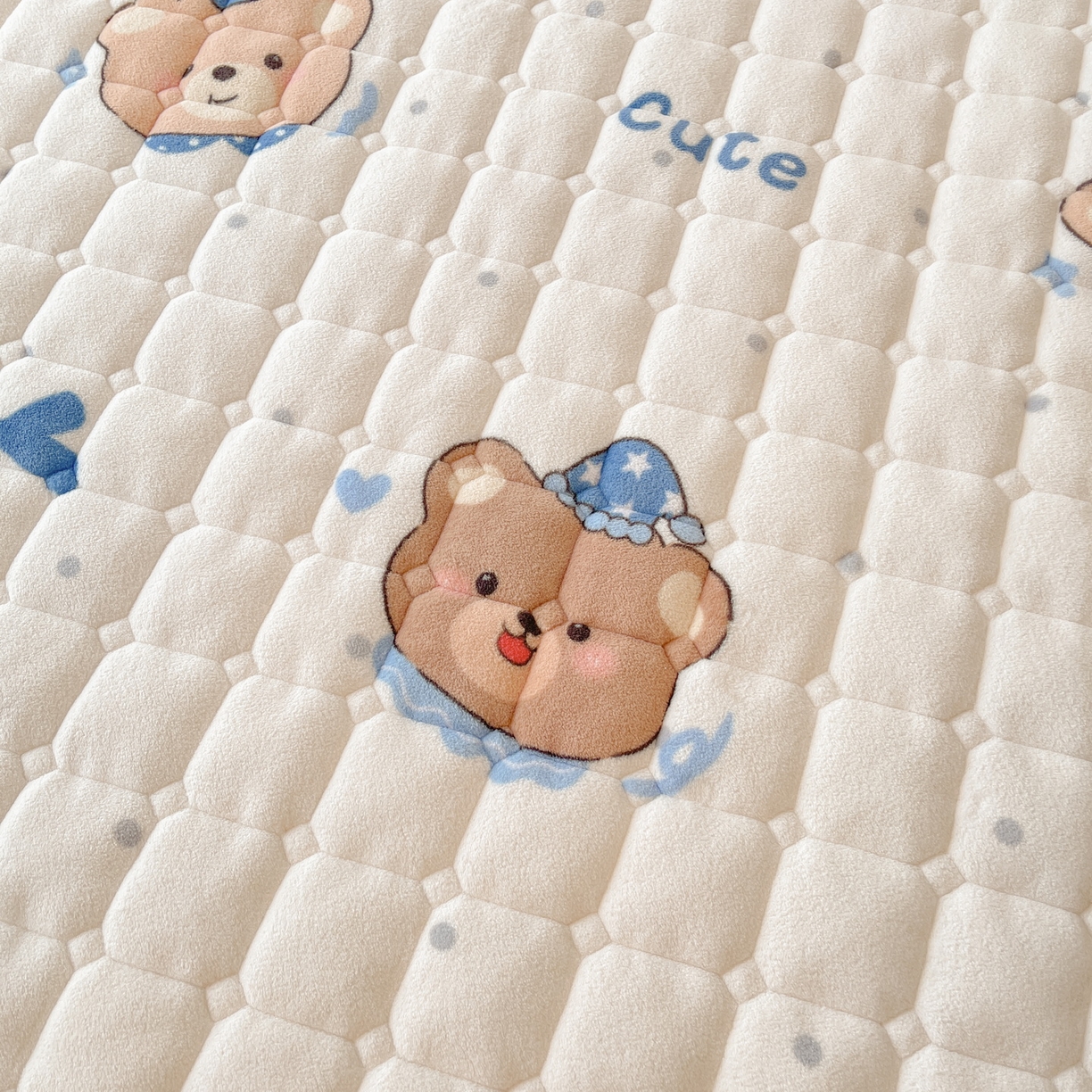 91家纺网 家纺一手货源 找家纺 LIFE.丽芙 2025秋冬新款A类牛奶绒加厚保暖夹棉枕套-包边款 动感小熊