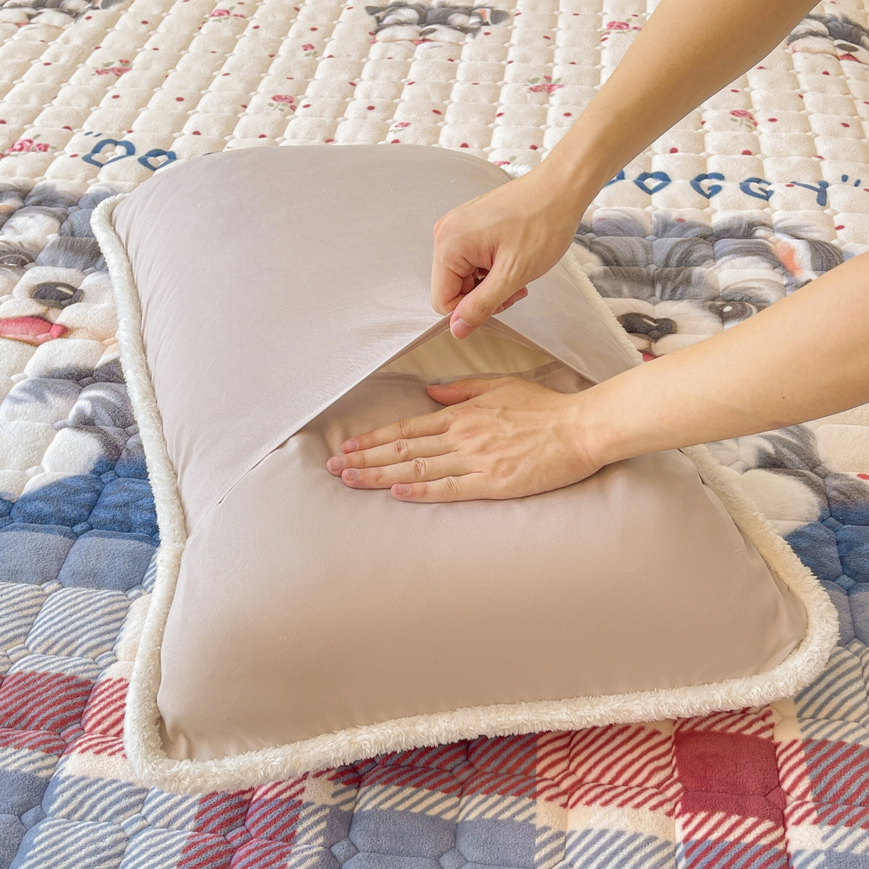 91家纺网 家纺一手货源 找家纺 LIFE.丽芙 2025秋冬新款A类牛奶绒加厚保暖夹棉枕套-包边款 修狗