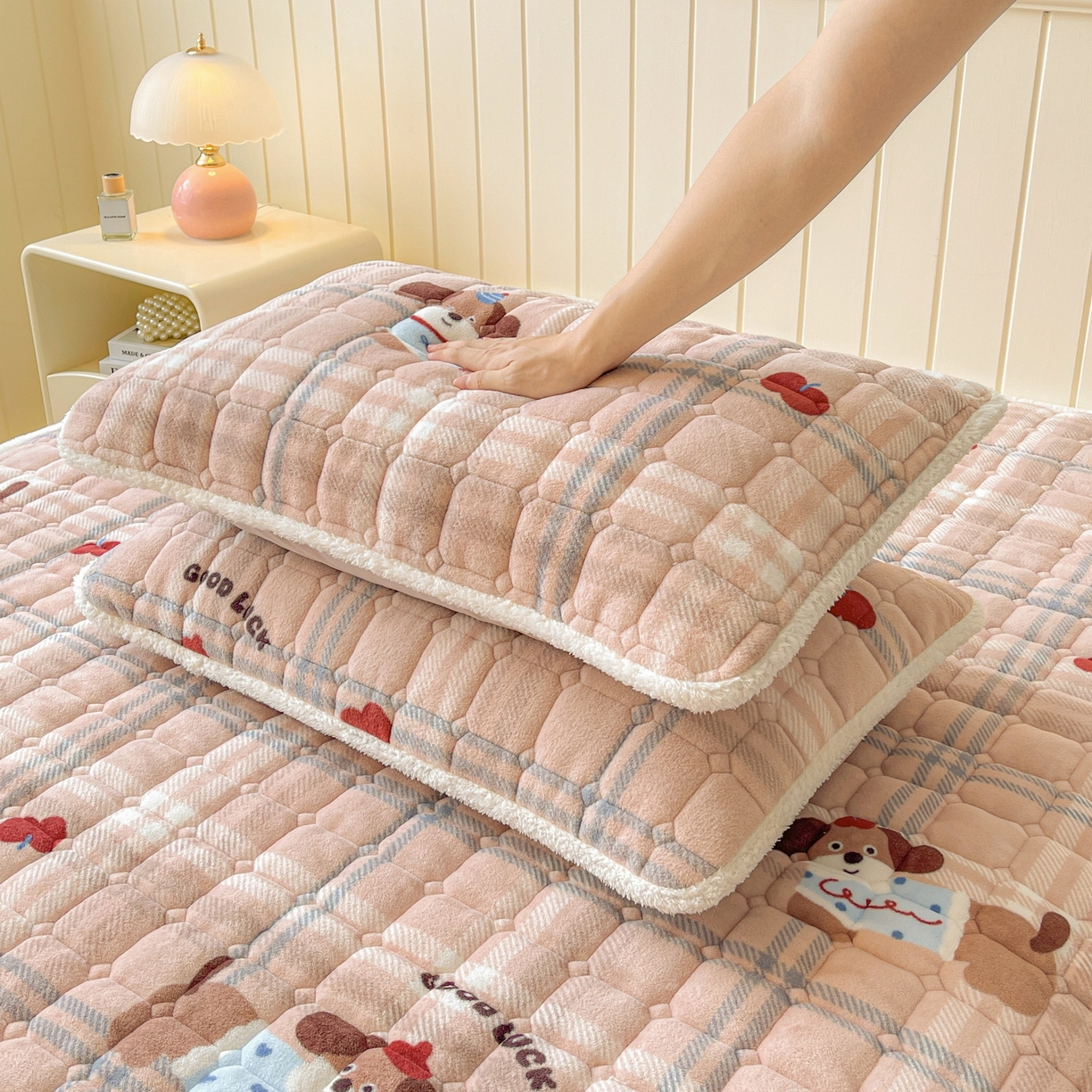 91家纺网 家纺一手货源 找家纺 LIFE.丽芙 2025秋冬新款A类牛奶绒加厚保暖夹棉枕套-包边款 皮皮狗