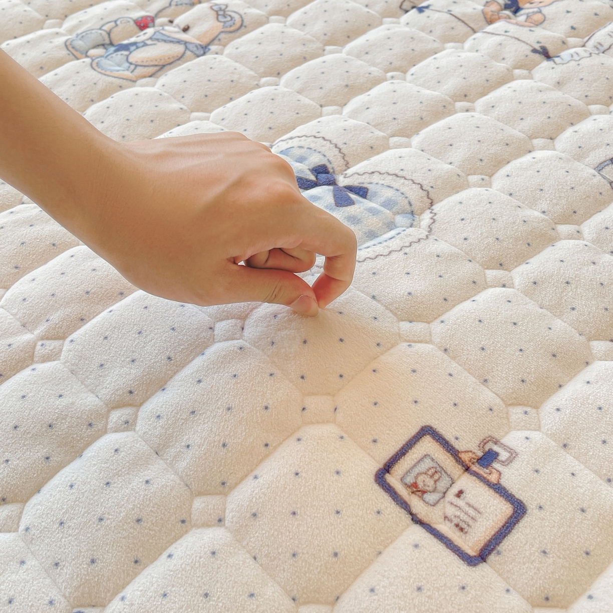 91家纺网 家纺一手货源 找家纺 LIFE.丽芙 2025秋冬新款A类牛奶绒加厚保暖夹棉枕套-包边款 贝果宝贝