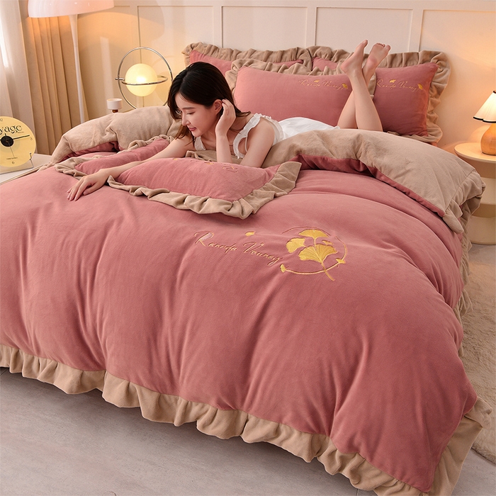 91家纺网 家纺一手货源 找家纺 湘雪家居  2025新款高克重纯色刺绣牛奶绒床单款系列四件套-提供买家秀 星语款-浅豆沙